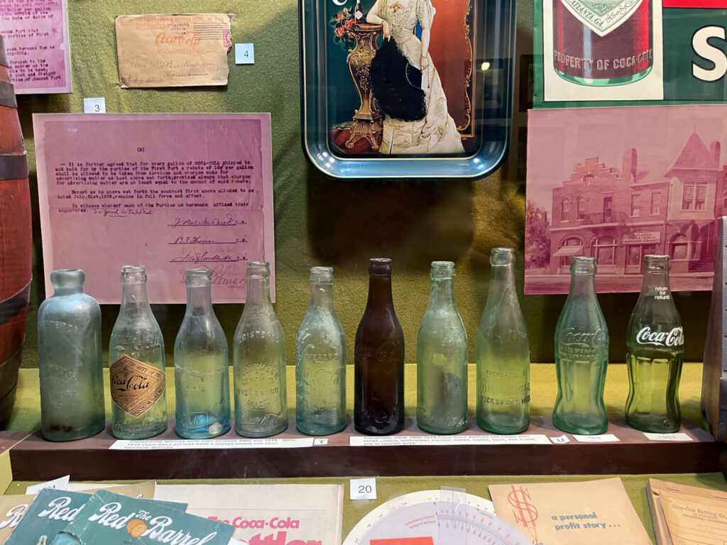 Vicksburg: Biedenharn Coca-Cola Museum (links steht die allererste Cola-Flasche)